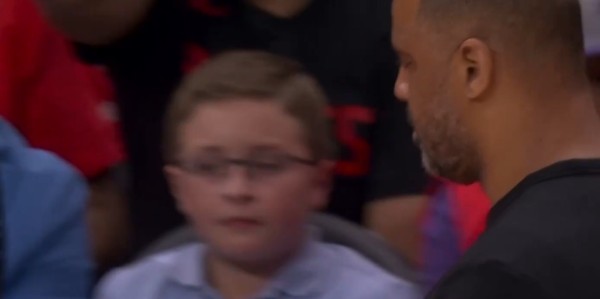 开云-乌度卡背身难掩愤怒！詹姆斯送球权申京硬不要 艾顿喜从天降捡2分