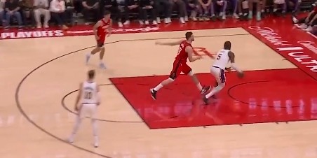 开云-乌度卡背身难掩愤怒！詹姆斯送球权申京硬不要 艾顿喜从天降捡2分